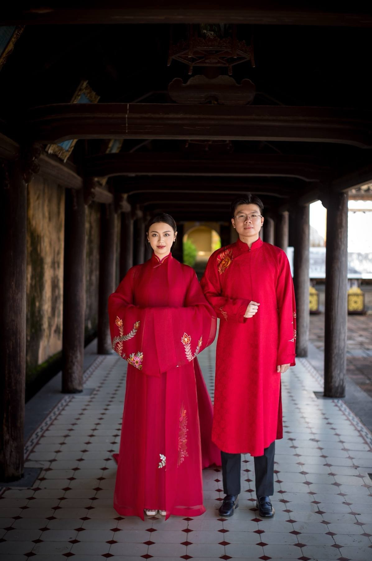 Bạn bè đồng loạt xả ảnh đám cưới của Phan Hoàng và tiểu thư gia tộc giàu có