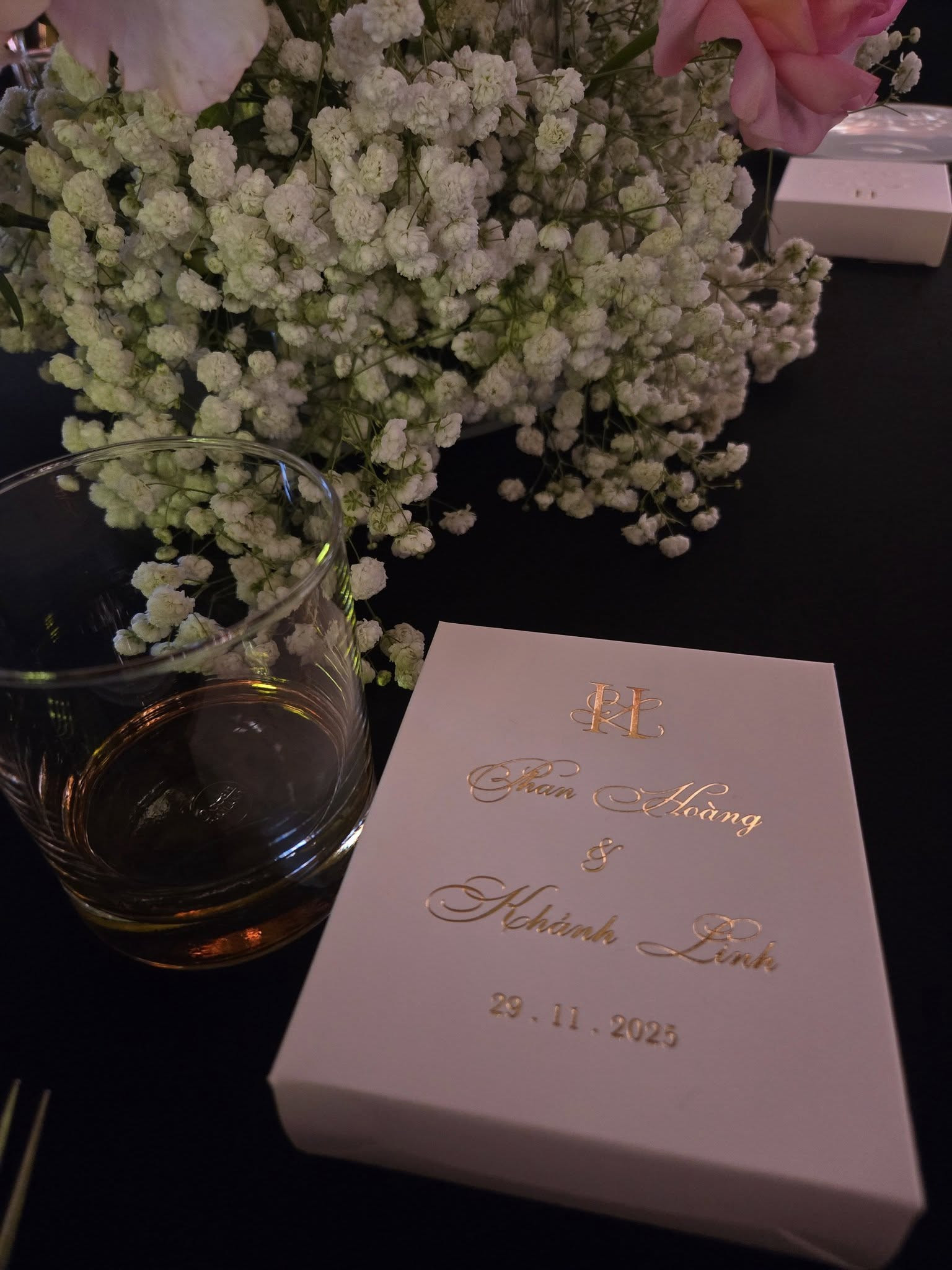 Bạn bè đồng loạt xả ảnh đám cưới của Phan Hoàng và tiểu thư gia tộc giàu có