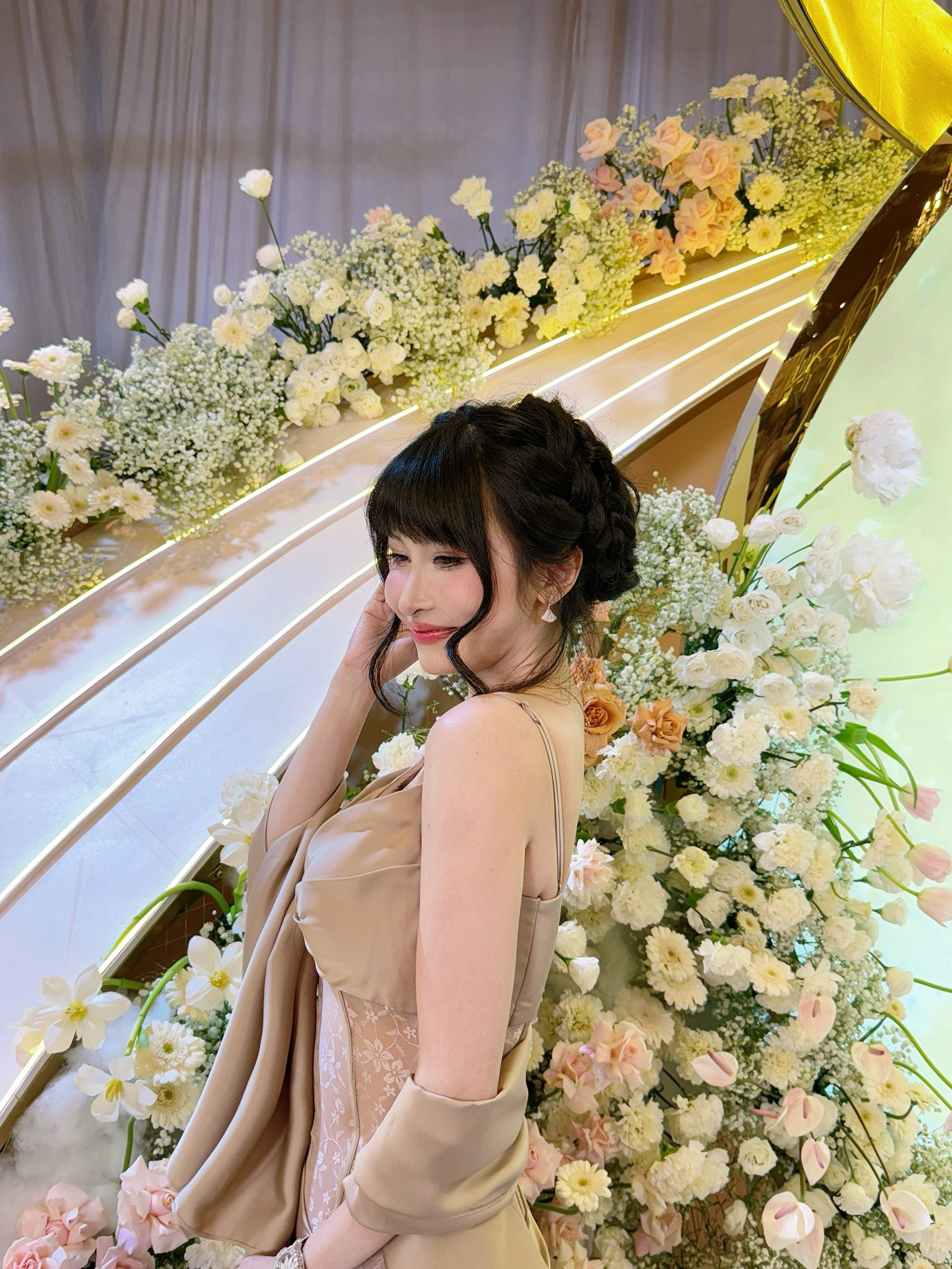 Bạn bè đồng loạt xả ảnh đám cưới của Phan Hoàng và tiểu thư gia tộc giàu có