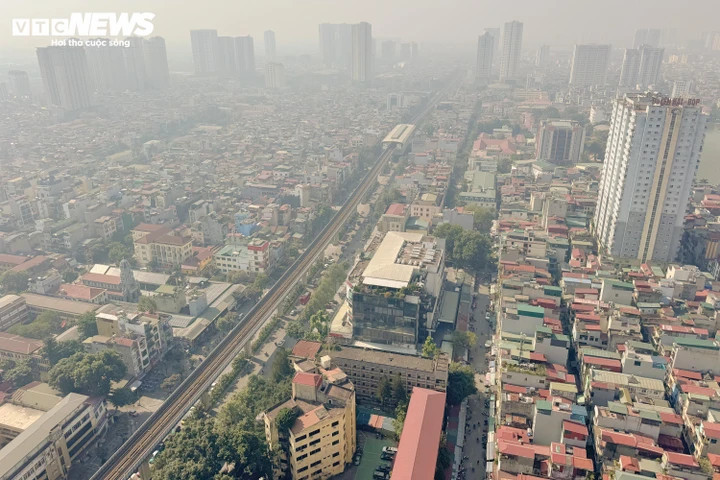 Bầu trời Hà Nội chìm trong bụi mịn sáng 30/11, ảnh hưởng trực tiếp đến sức khỏe người dân.