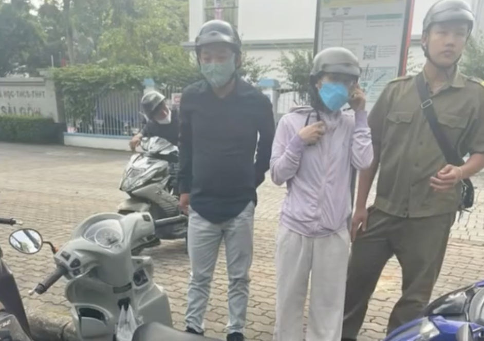 TPHCM: Tạm giữ người nhặt thẻ tín dụng mua điện thọai trái phép - Ảnh 2.