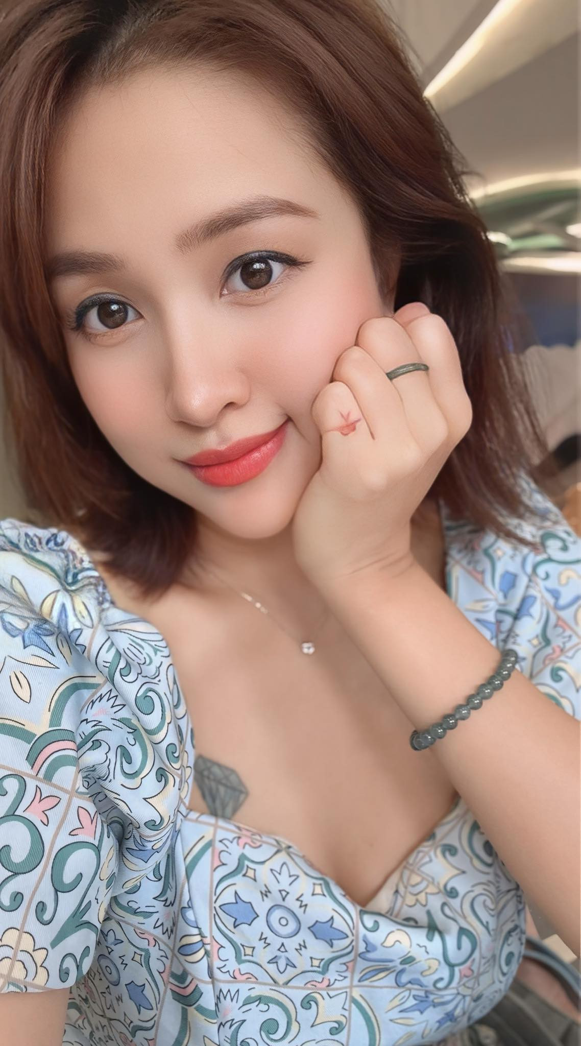 Vân Hugo đổi phong cách hack tuổi như 18 sau khi thành bà chủ trường mầm non 5000m2