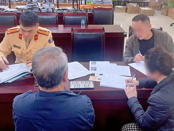 CSGT làm việc với những người liên quan.