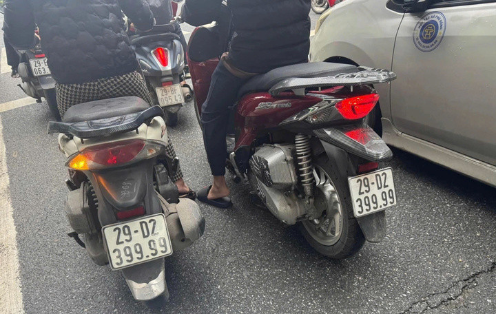 Hình ảnh 2 xe máy trùng biển số ở Hà Nội.