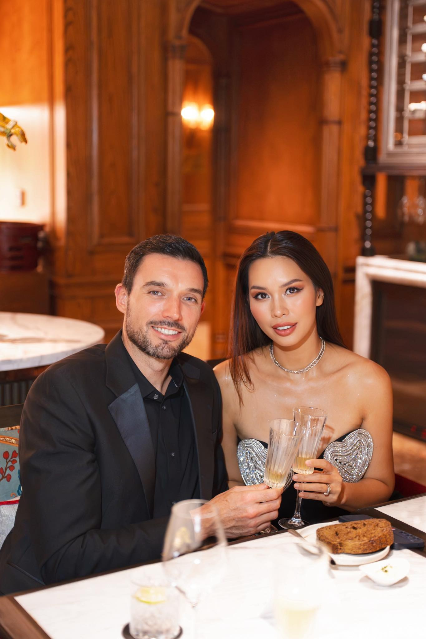 9 năm hôn nhân đẹp như cổ tích của siêu mẫu Hà Anh và chồng Tây - Ảnh 2.