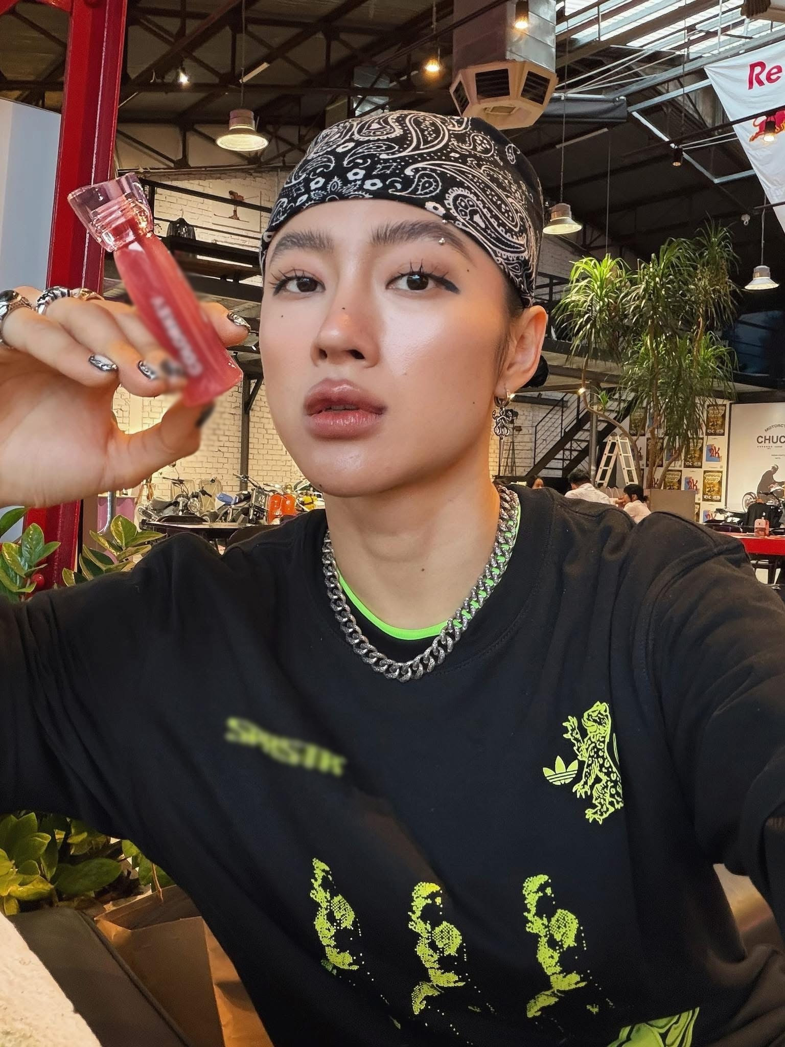 Angela Phương Trinh gây choáng khi lộ cả yết hầu ngày càng nam tính