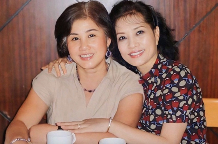 Nghệ sĩ Thúy An (trái) và Hà Xuyên hội ngộ nhiều năm trước.