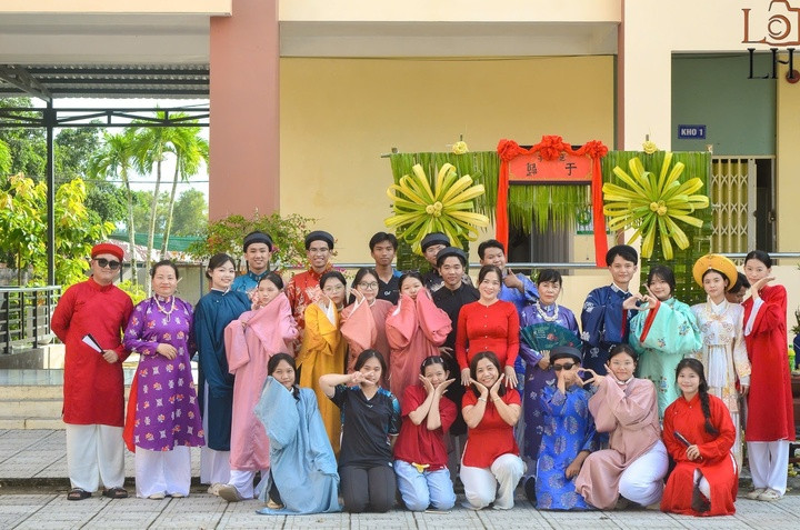 Giáo viên và học sinh chụp ảnh kỷ niệm sau hoạt động ngoại khoá (Ảnh: NVCC)