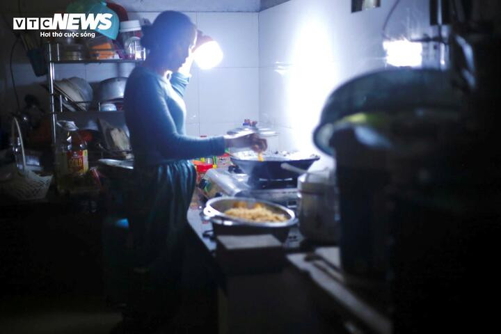 Đêm đến, mất điện, có nhà trong vùng