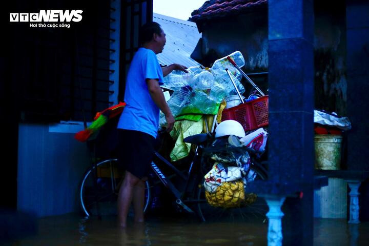 Từ chiều 3/11, nước sông Bồ có xu hướng xuống nhưng các vùng