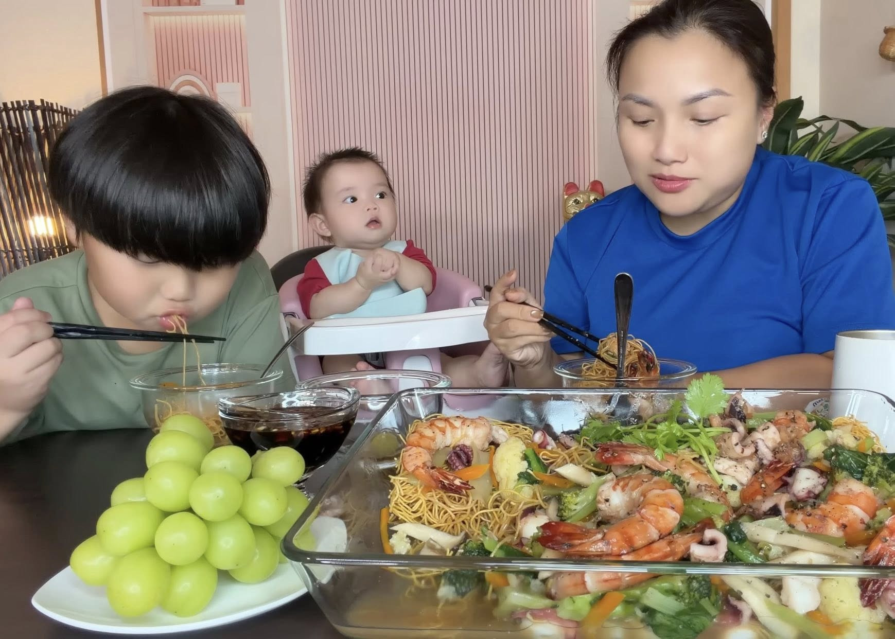 Giật mình nhận chẳng ra diện mạo hiện tại của bé Sa con trai Youtuber Quỳnh Trần JP