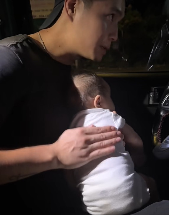 Ngô Thanh Vân đưa con gái 2 tháng tuổi đi du lịch bố bỉm sữa Huy Trần được khen hết lời