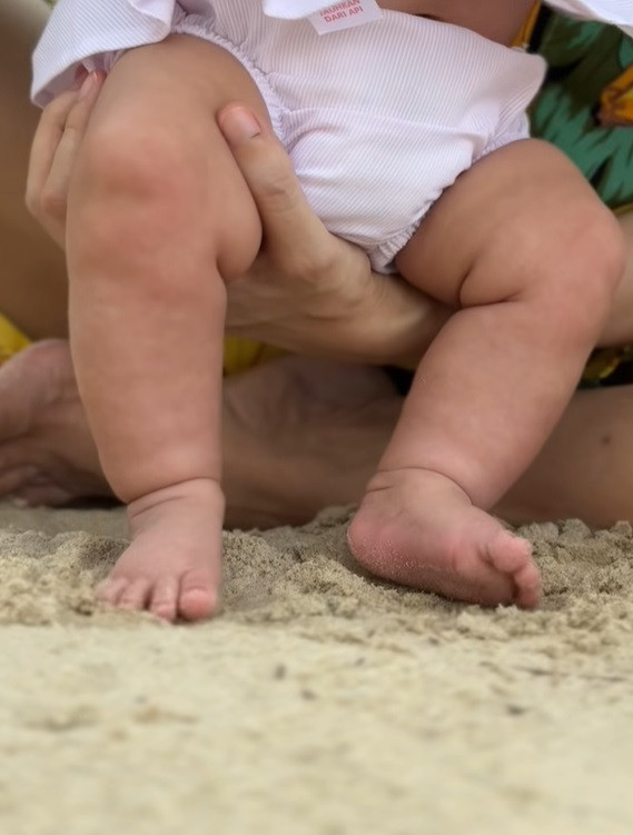 Ngô Thanh Vân đưa con gái 2 tháng tuổi đi du lịch bố bỉm sữa Huy Trần được khen hết lời