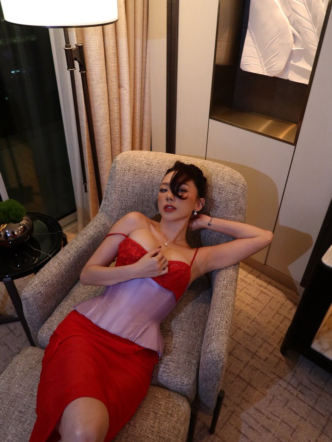 Tóc Tiên hở cực bạo để lộ hình xăm đầy ẩn ý giữa rạn nứt hôn nhân