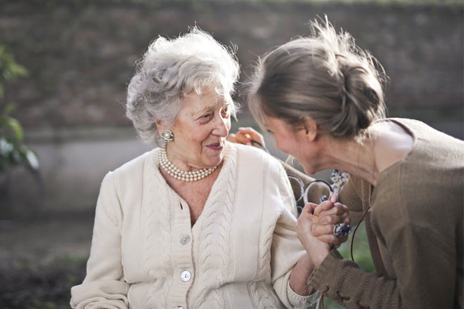 Tuổi già sống lặng lẽ đến cuối tuần tôi chỉ mong đợi tiếng bước chân con