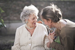 Tuổi già sống lặng lẽ đến cuối tuần tôi chỉ mong đợi tiếng bước chân con