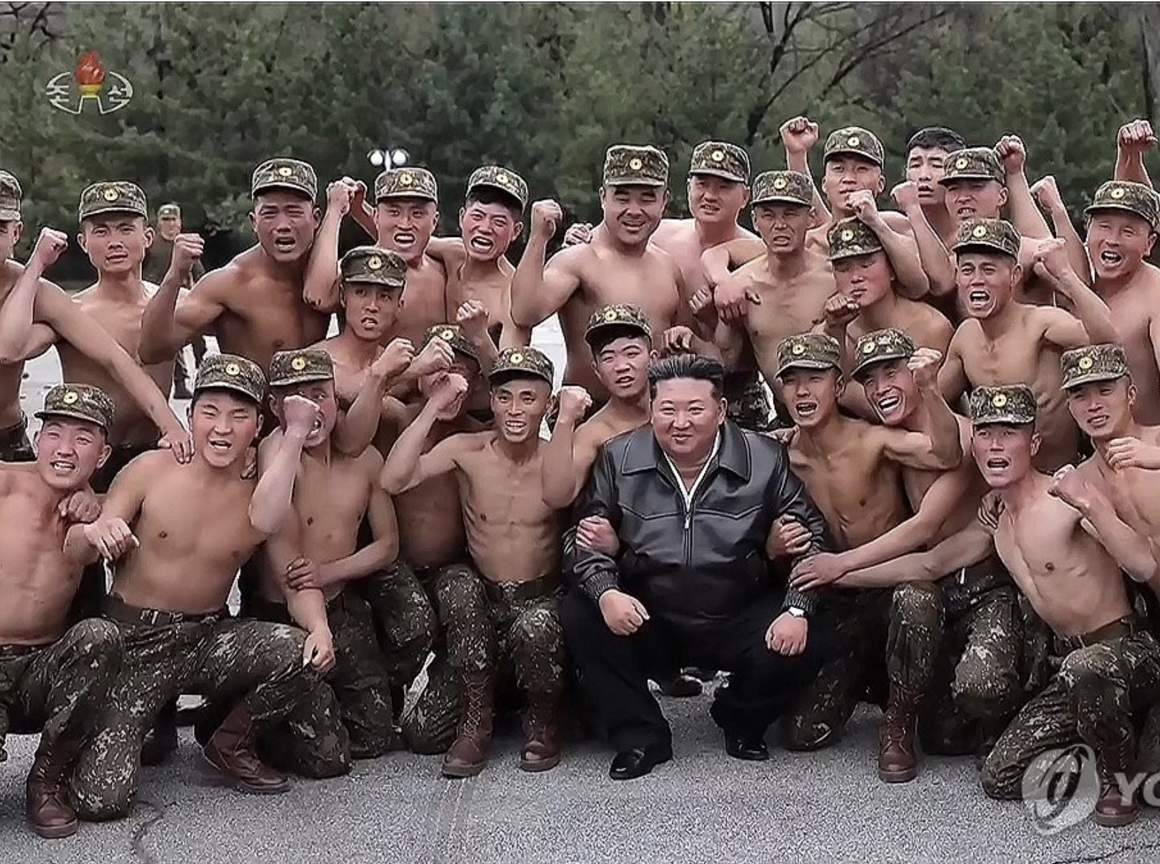 Ông Kim Jong Un và binh sĩ tinh nhuệ của Triều Tiên. Ảnh: KCNA