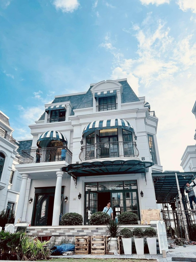 Choáng ảnh cận căn biệt thự 3 tầng giá triệu đô của vợ chồng Đoàn Di Băng