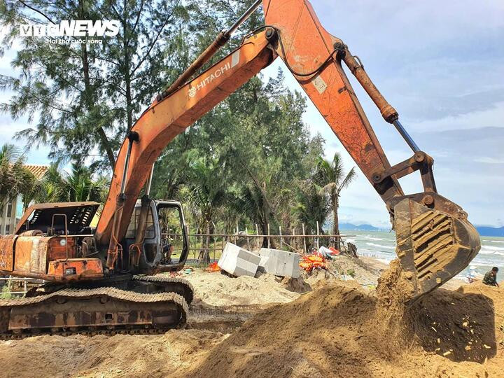 Theo Thượng tá Nguyễn Hoàng, đơn vị đã huy động tối đa lực lượng và phương tiện gồm xe múc, xe tải, cuốc xẻng, bao cát, vải địa và các khối bêtông đúc sẵn để gia cố, chèn chống các đoạn sạt lở nghiêm trọng, xung yếu.