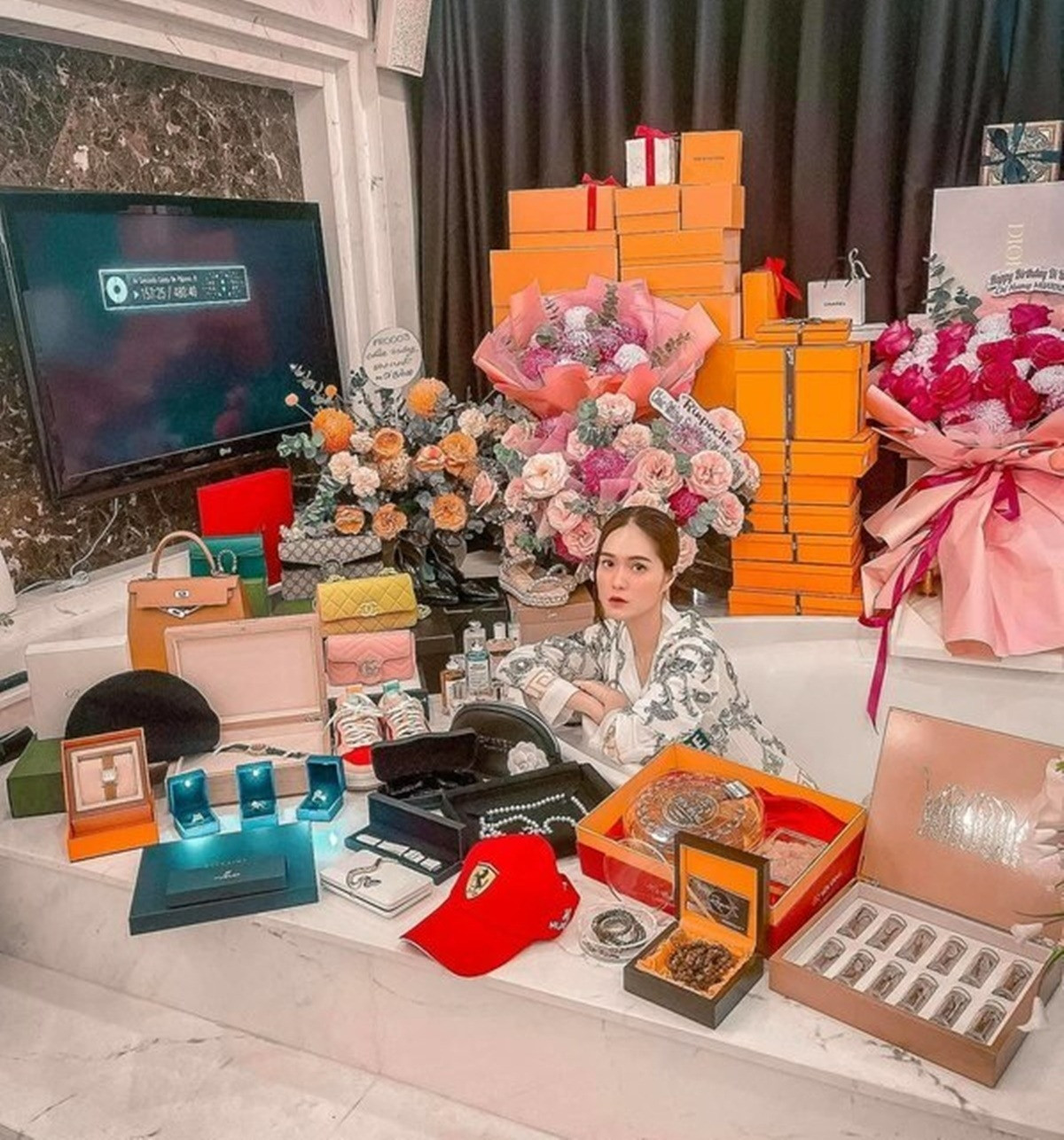 Những lần chồng Đoàn Di Băng tặng quà vợ gây sốc Kim cương 23 tỷ đồ hiệu xe sang ê hề