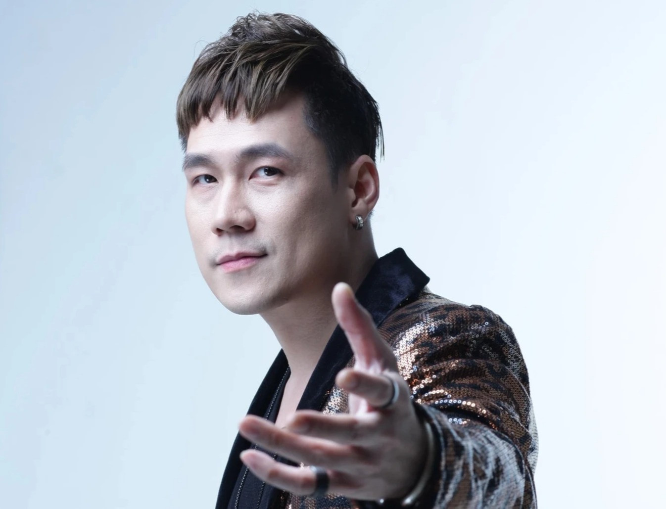 Động thái của ca sĩ Khánh Phương khi vợ đại gia bị truy tố vì lừa hơn 9000 tỷ đồng