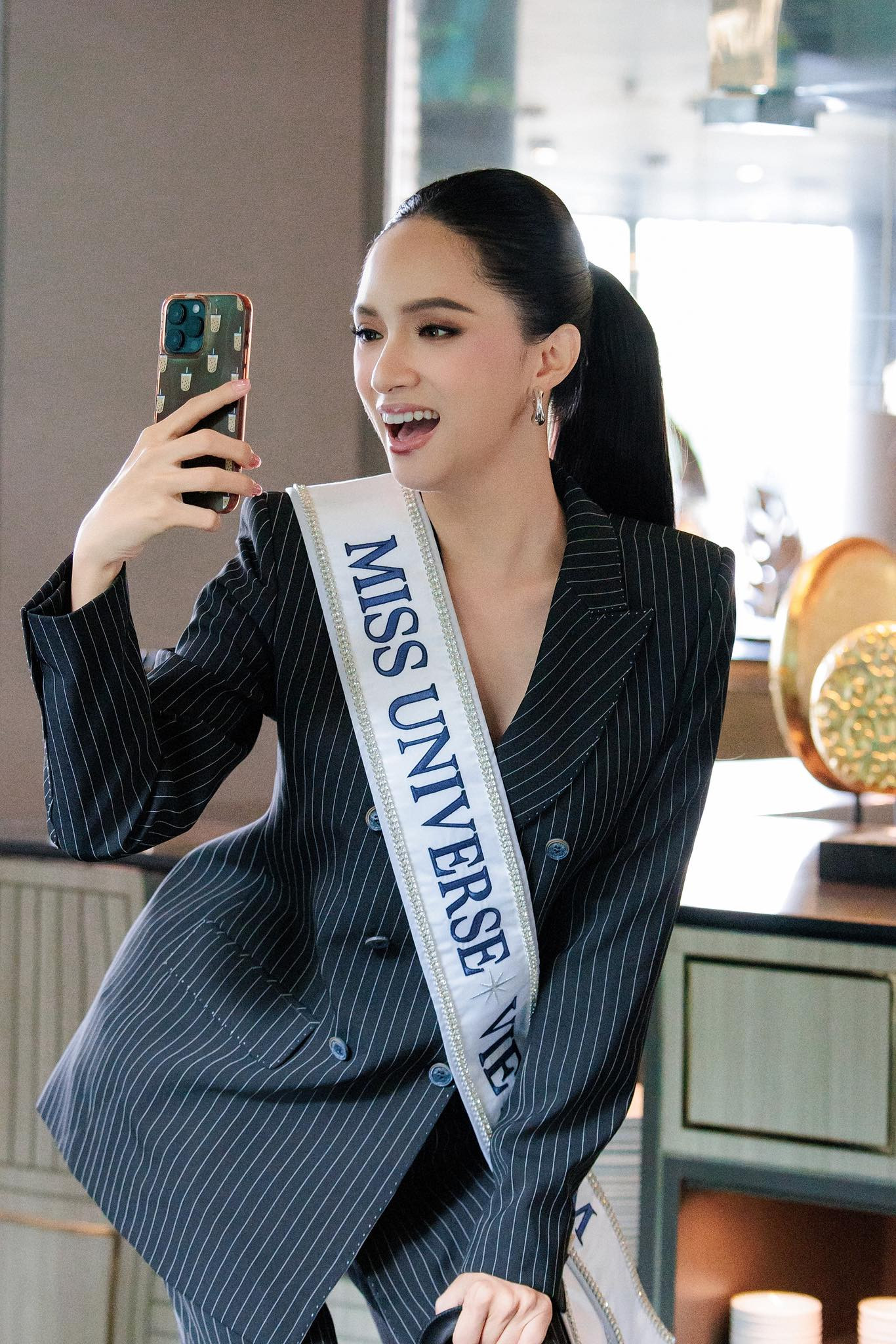 Gu thời trang ấn tượng của Hương Giang tại Miss Universe 2025 khiến fan trầm trồ - Ảnh 9.
