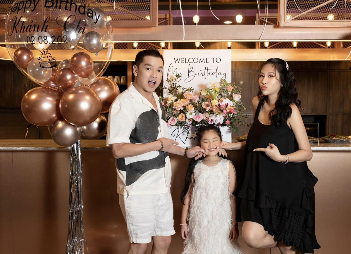 Lộ rõ thái độ con chung con riêng của diễn viên Quang Minh và vợ kém 37 tuổi