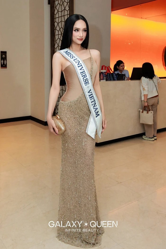 Thót tim khoảnh khắc Hương Giang loạng choạng vấp té bảo vệ phải ra đỡ tại Miss Universe
