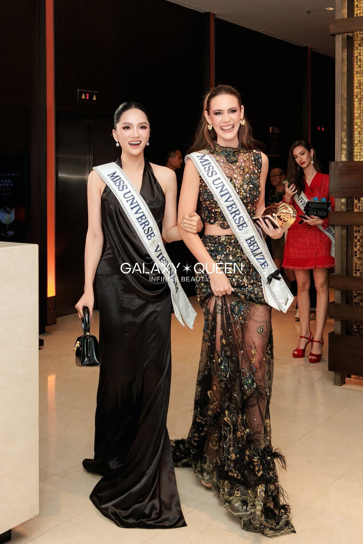 Thót tim khoảnh khắc Hương Giang loạng choạng vấp té bảo vệ phải ra đỡ tại Miss Universe