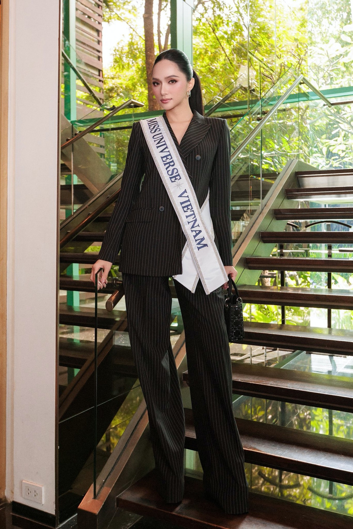 Thót tim khoảnh khắc Hương Giang loạng choạng vấp té bảo vệ phải ra đỡ tại Miss Universe