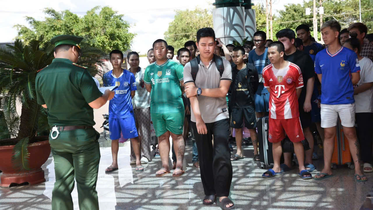 Từ lời hứa việc nhẹ đến roi điện, súng ống: Hành trình cay đắng của người lao động trẻ- Ảnh 3.