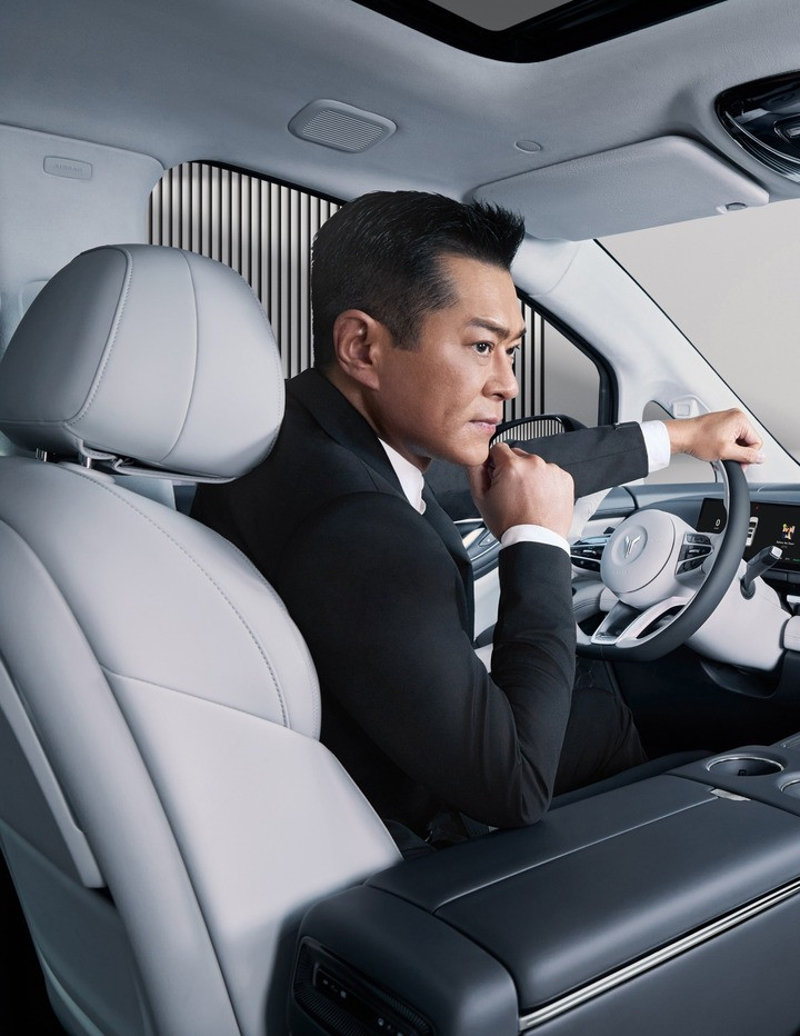 Cổ Thiên Lạc vẫn là quý ông được săn đón bậc nhất làng giải trí Hoa ngữ.