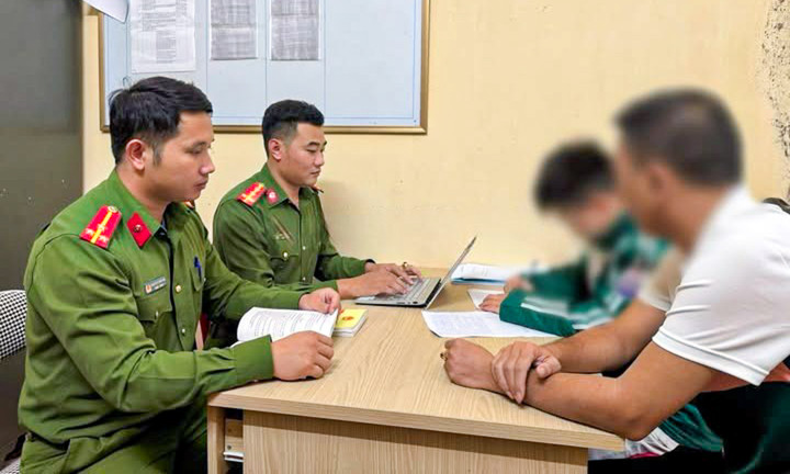 V.T.Đ. cùng đại diện gia đình tại cơ quan công an. (Ảnh: Công an tỉnh Lào Cai)