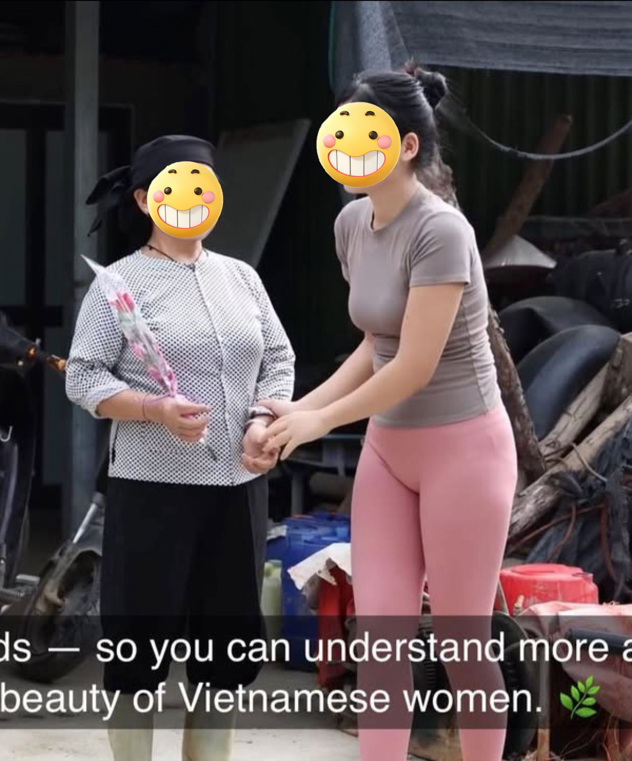 Tranh cãi ầm ĩ MXH cảnh cô gái trẻ mặc đồ bó sát đi từ thiện