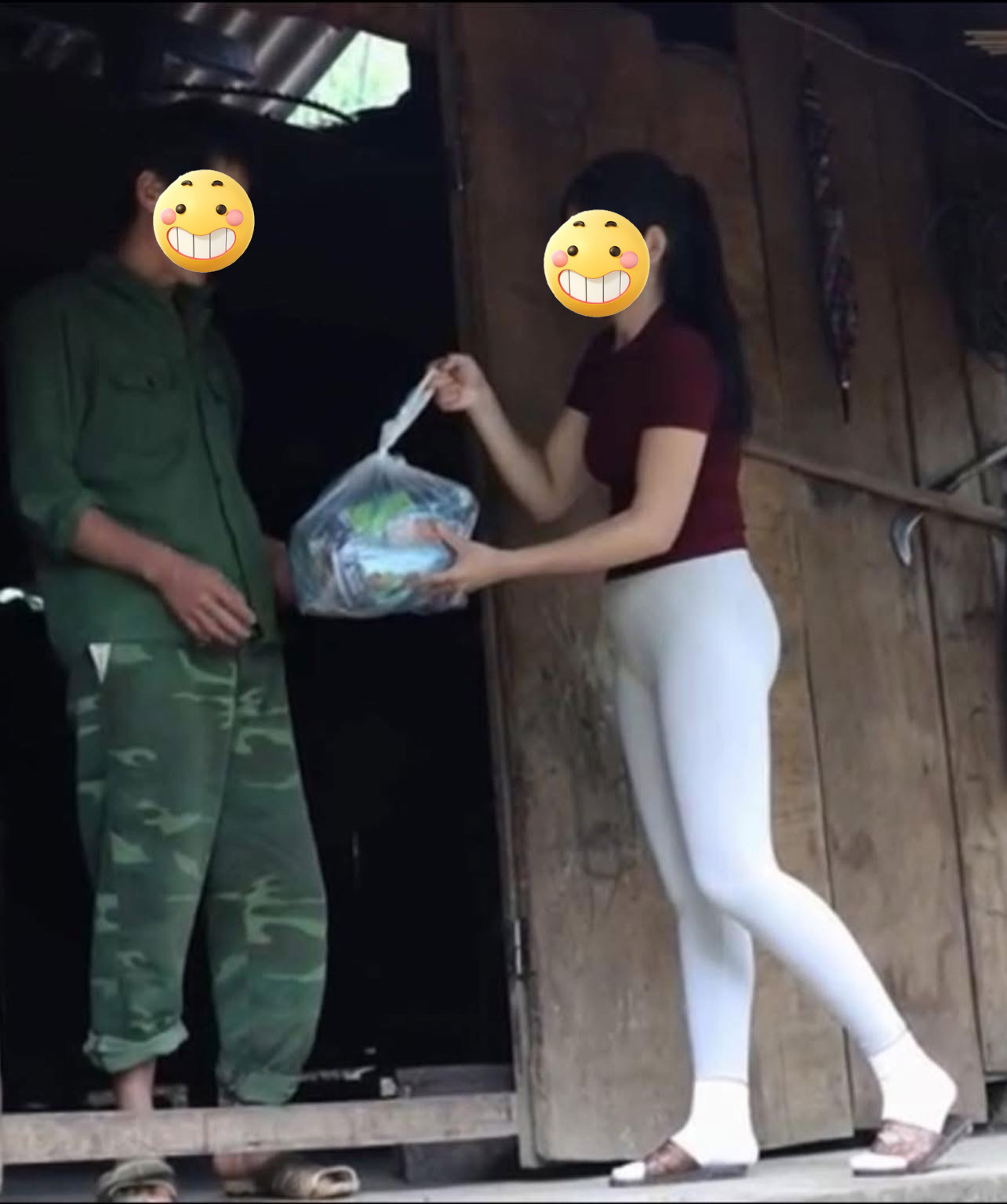 Tranh cãi ầm ĩ MXH cảnh cô gái trẻ mặc đồ bó sát đi từ thiện