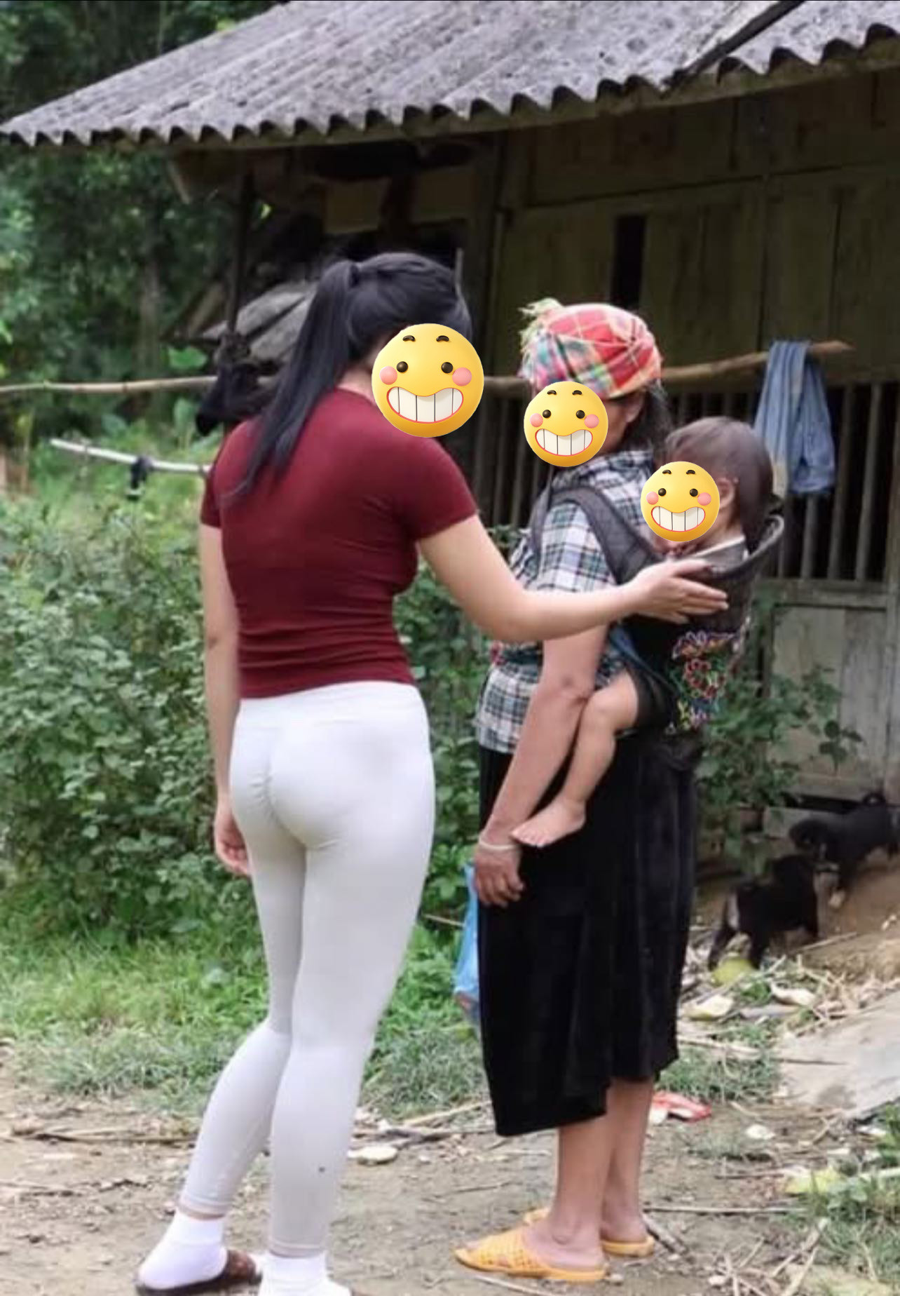 Tranh cãi ầm ĩ MXH cảnh cô gái trẻ mặc đồ bó sát đi từ thiện