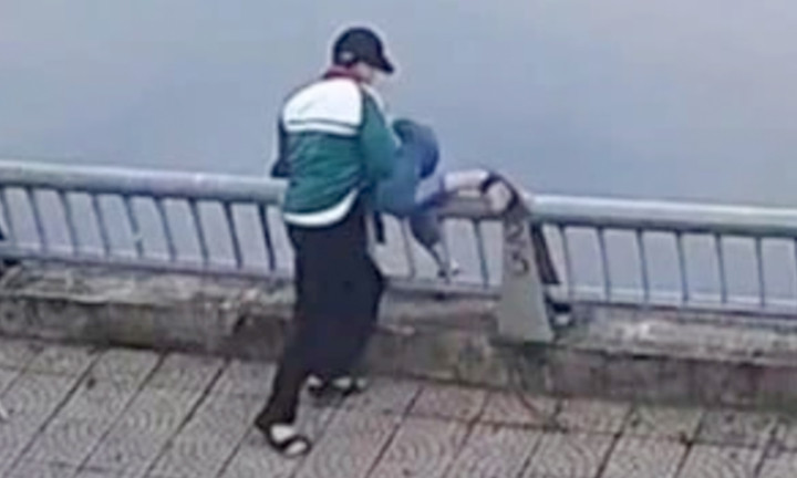 Em T. bị bạn hất xuống hồ nước. (Ảnh cắt từ clip)