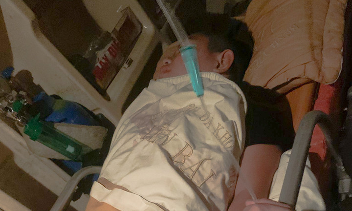 Em T. đang được theo dõi, chăm sóc tại bệnh viện. (Ảnh: Đ.X.)