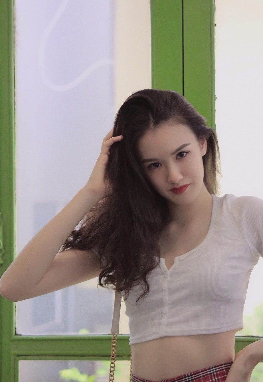 Mỹ nhân Việt vừa đăng quang Á hậu 2 Miss Earth 2025 lộ ảnh quá khứ gây tranh cãi