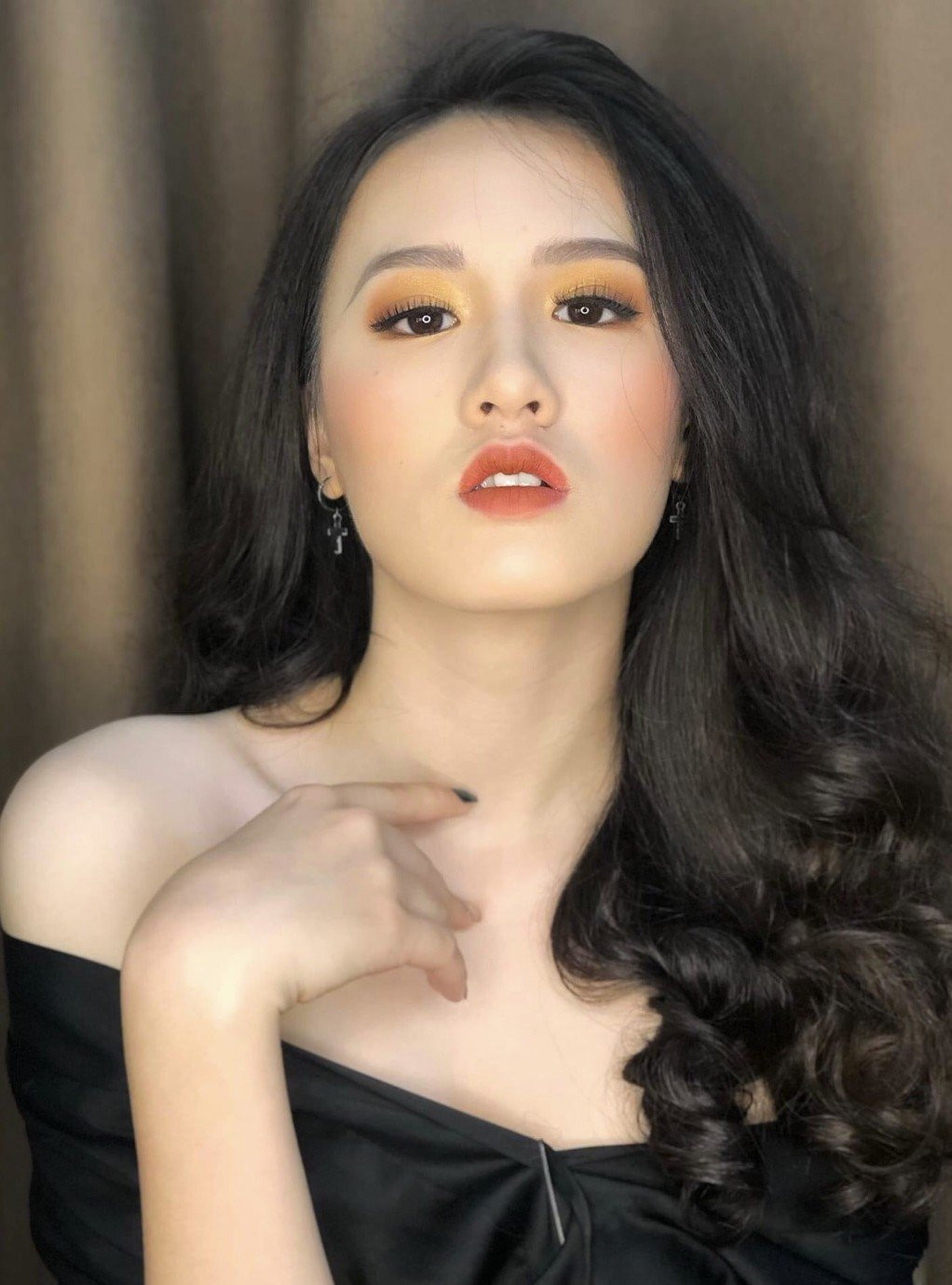 Mỹ nhân Việt vừa đăng quang Á hậu 2 Miss Earth 2025 lộ ảnh quá khứ gây tranh cãi