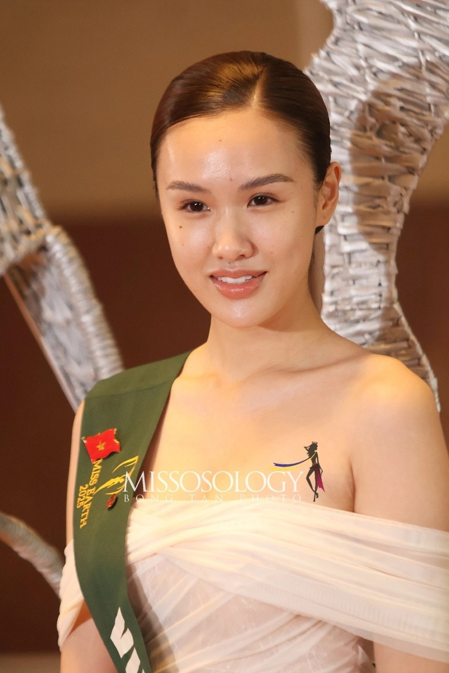 Mỹ nhân Việt vừa đăng quang Á hậu 2 Miss Earth 2025 lộ ảnh quá khứ gây tranh cãi