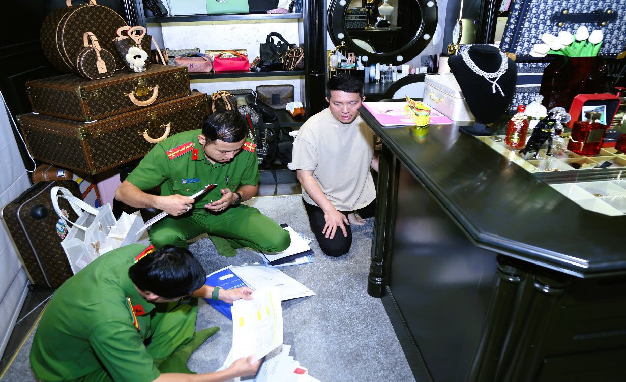 Rỏ rỉ hình ảnh tiều tụy của Đoàn Di Băng tại thời điểm cơ quan chức năng khám xét nhà riêng