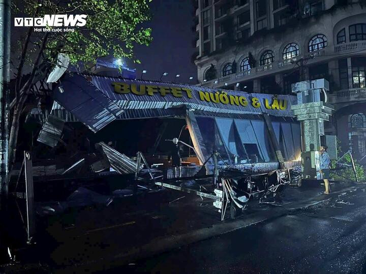 Một nhà hàng đổ sập, tan hoang.
