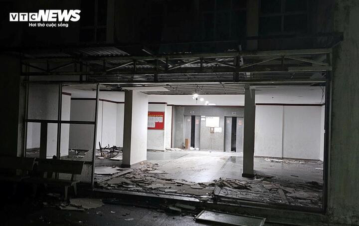 Nhiều nhà dân bị gió thổi bay mái.