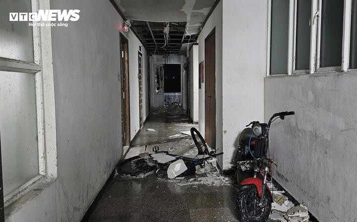 Dãy nhà trọ bị thiệt hại nặng, xe cộ hư hỏng.