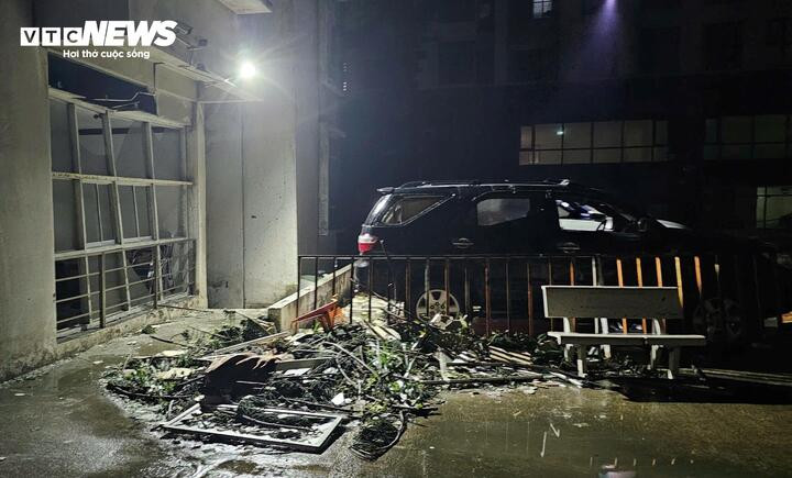 Ô tô của người dân được che chắn, chằng chéo cẩn thận nhưng vẫn bị bão số 13 lật đổ, vỡ kính.