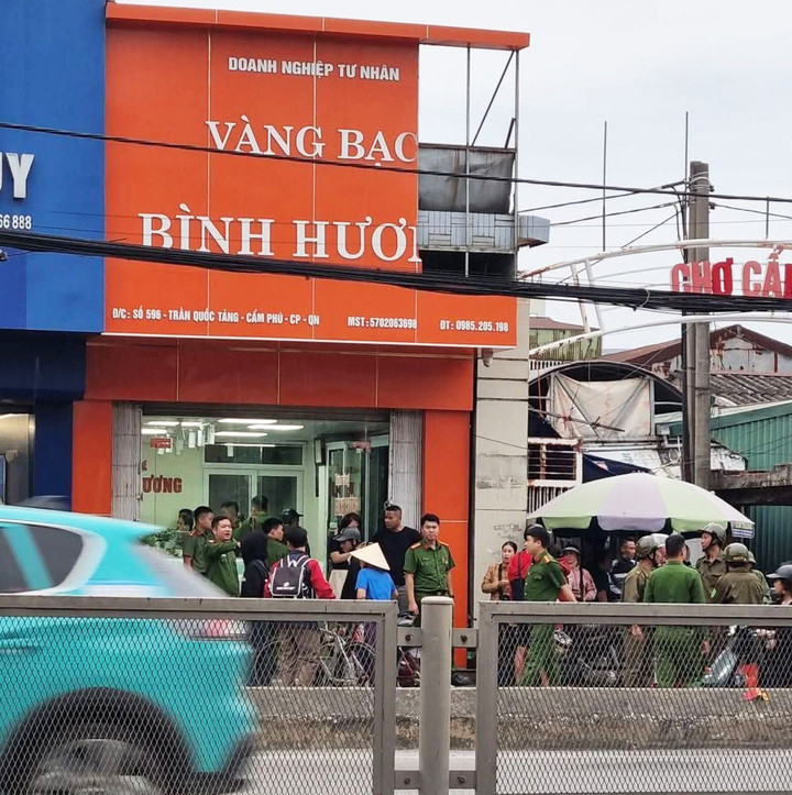 Hiện trường vụ cướp tiệm vàng tại phường Cửa Ông, tỉnh Quảng Ninh chiều 22/10 gây xôn xao dư luận.
