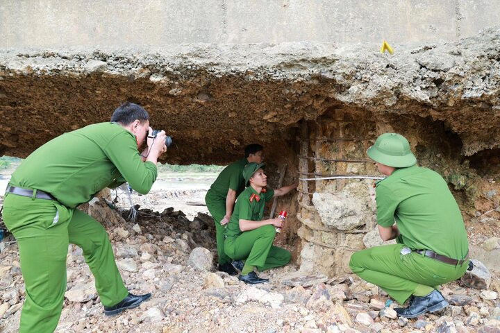 Trụ cầu Sông Lô hư hỏng nghiêm trọng, trơ lõi thép.