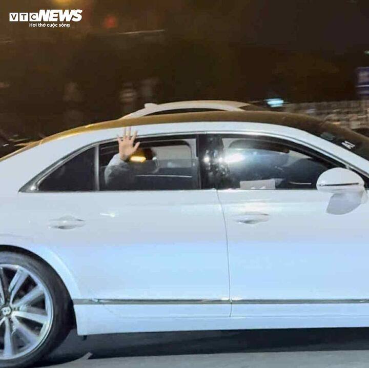 G-Dragon thân thiện vẫy tay chào fan Việt.