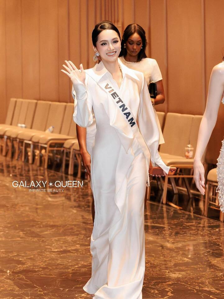 Miss Universe 2025 vướng nhiều tranh cãi khiến cuộc thi đối mặt sóng gió. Bất chấp tình huống căng thẳng, đại diện Việt Nam Nguyễn Hương Giang vẫn giữ phong độ tốt.